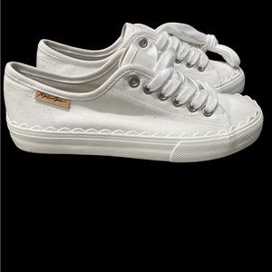 New Maui and Sons canvas women’s size 7 sneakers with ruffle like detail.